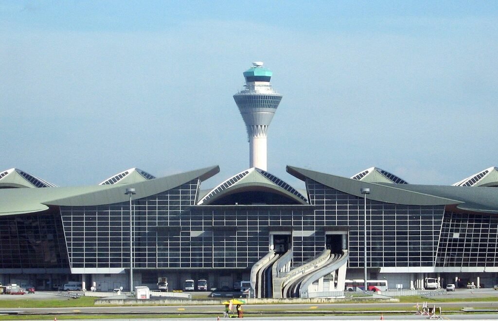 1200px-KLIA_MTBTower-1024x660 航班延误退款政策：马航、亚航与峇迪航空比较