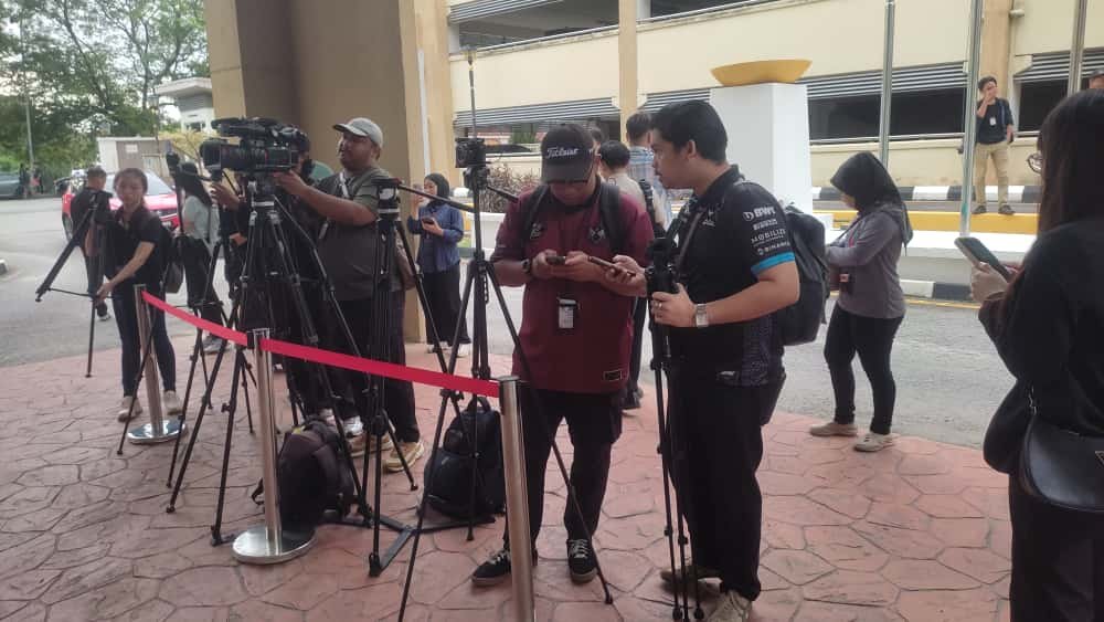 校园刺杀案-9 校园刺杀案控谋杀|万达镇校园刺杀案14岁少年被控谋杀罪 叶芯嫙命案引发全马关注