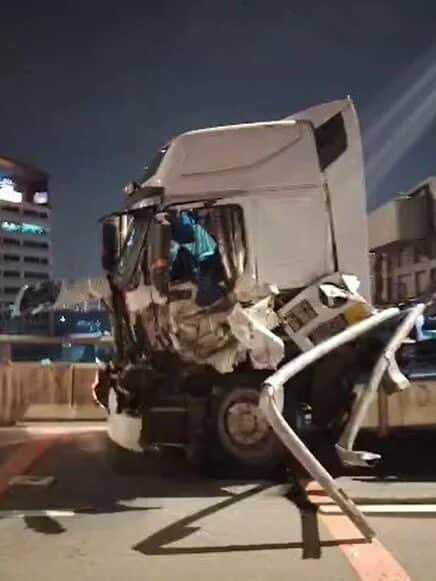 260120CMKfb78c-CR260119tpmF02-Kemalangan-Mati1768873494-edited 吉隆坡SPE大道双重事故引关注 高架桥车祸致两人死亡 工地工友受伤