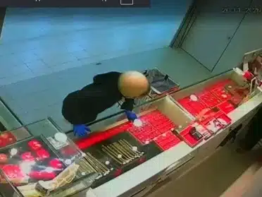 260122CMKfb56b-SB260121FOCB1-Rompak-Kedai-Emas-edited 汝来金店抢劫案|商场深夜惊魂 闭路电视揭一分钟抢劫全程