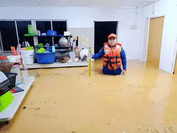 Sibu-floods-260110-a3-noresize1767931176-edited 豪雨致水位高涨至6尺 多辆轿车泡水受损