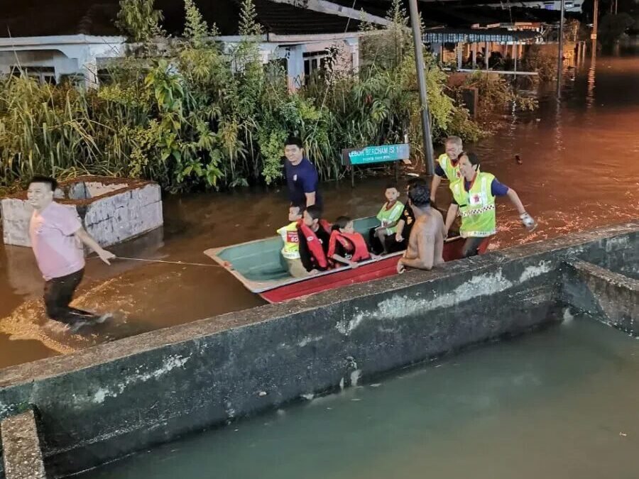 af1798b8b31cff677b61863f86d295e01767931176-edited 豪雨致水位高涨至6尺 多辆轿车泡水受损