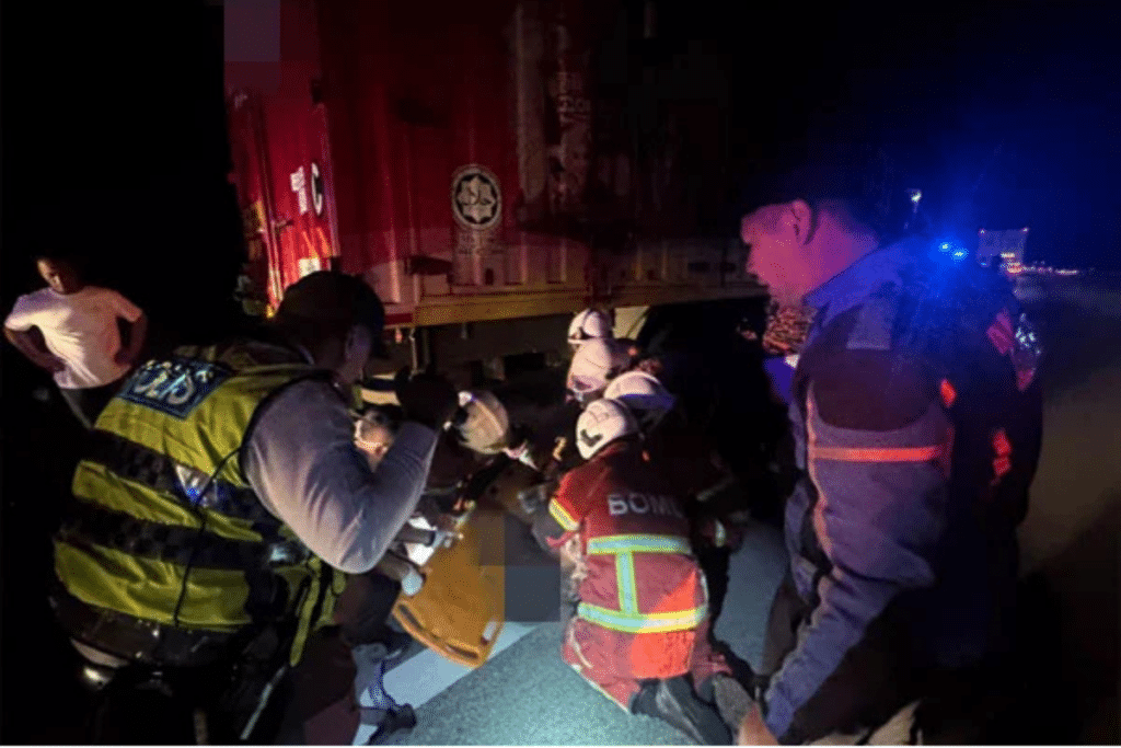 1-1-1024x683 芙蓉南北大道惨剧:摩哆撞抛锚罗厘 双青年伤重不治