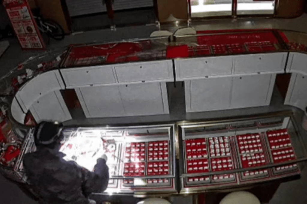 1-4-1024x683 香格里拉金店盗窃案 侦查追踪10小时成功破案