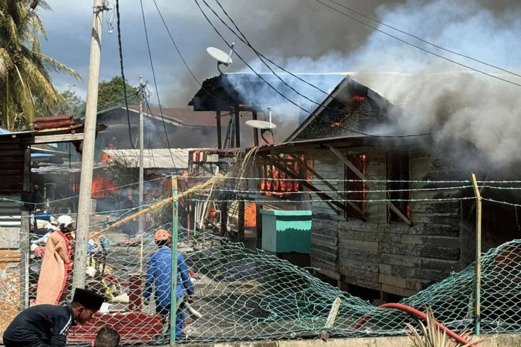 10-1024x683 斗湖甘榜大火后居民紧急安置 灾区善后工作展开