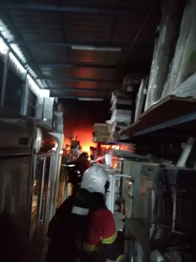 20260208-my-21-fire-CR260208LKMy03-768x1024 Sea Park家具厂大火 多方视角还原火灾全过程