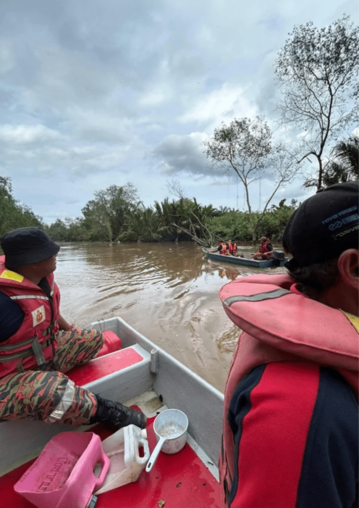 5-1-724x1024 父子钓鱼坠河 男童获救父亲遗体昨晚寻获