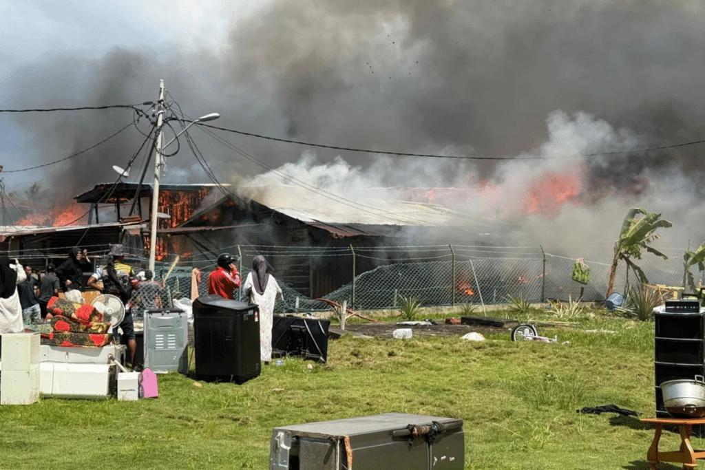 9-1024x683 斗湖甘榜大火后居民紧急安置 灾区善后工作展开