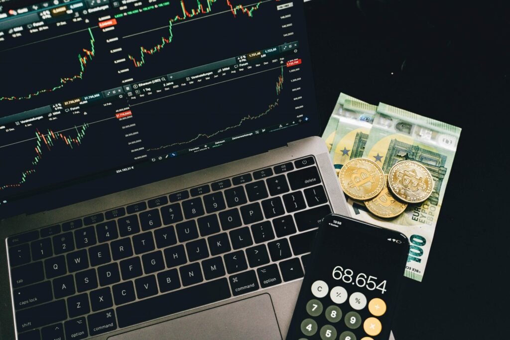 Online-Trading-for-Beginners-Key-Tips-to-Get-You-Started-pexels-alesiakozik-6771607-1024x683 选错平台代价有多高?深度解析 Lirunex 对比 XM 哪个更适合外汇交易的 5 个核心维度